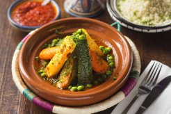 Plat de tajine végétal cuit à l&#039;étouffée