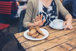 Pourquoi manger sans gluten? Image d'une femme qui ne veut pas manger de pain